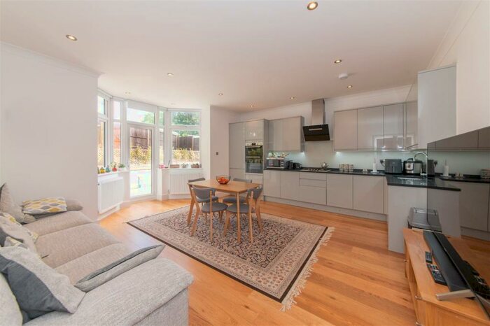 3 Bedroom Flat To Rent In Finchley Lane, Hendon. London, NW4