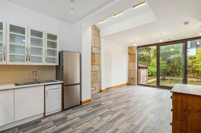 3 Bedroom Flat To Rent In Fairlawn Grove, Chiswick, W4