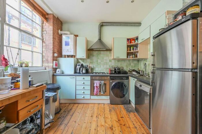 2 Bedroom Flat To Rent In Rampart Street, Tower Hamlets, London, E1