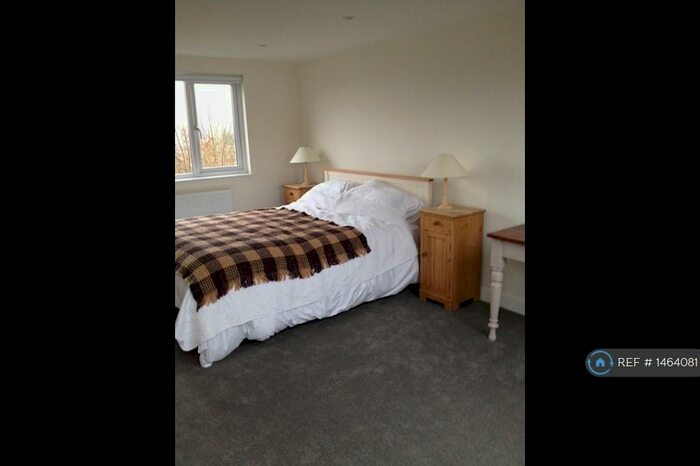 Studio To Rent In Cambrian Close, London, SE27