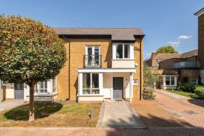 2 Bedroom Property For Sale In Flutemakers Mews, Clapham, SW4