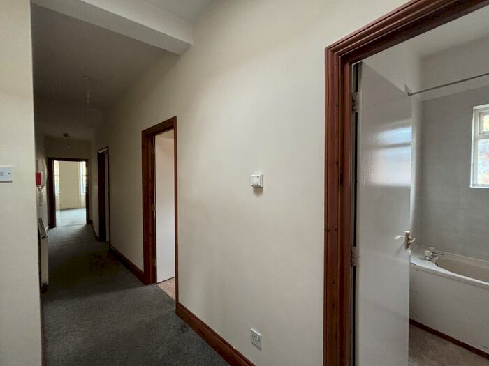 2 Bedroom Flat To Rent In Abington Square, Northampton, NN1