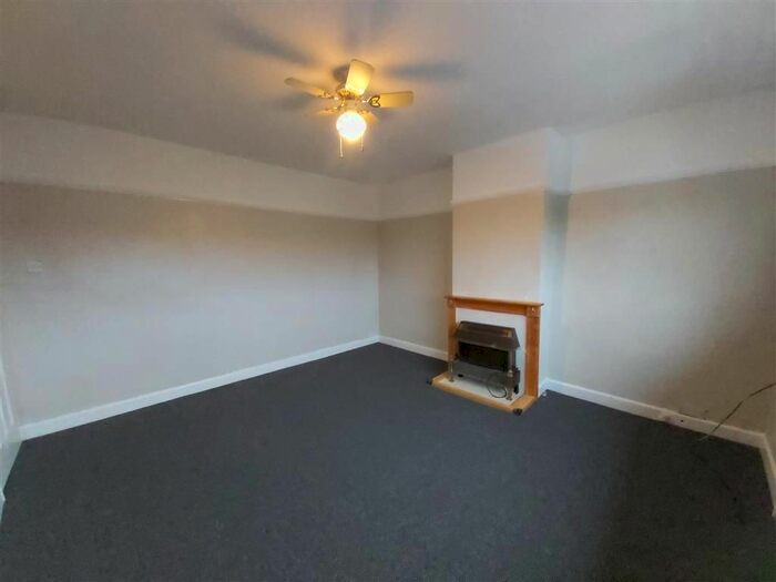 3 Bedroom Flat To Rent In Colebrook Road, Shirley, Solihull, B90