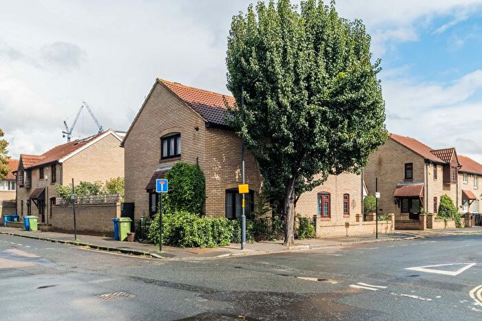 3 Bedroom Semi-Detached House For Sale In Simms Road, London, SE1