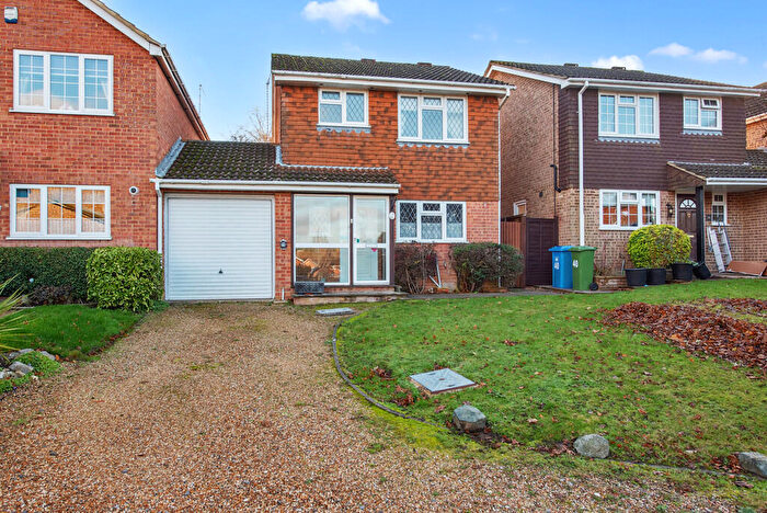 3 Bedroom Link Detached House For Sale In Dovedale Close, Owlsmoor, GU47