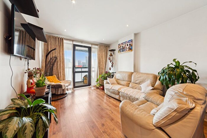 2 Bedroom Flat To Rent In New Village Avenue, Poplar, E14
