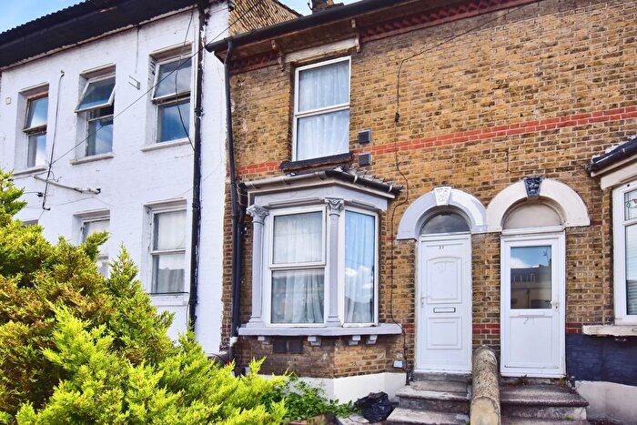 2 Bedroom Terraced House For Sale In Luton Road, Chatham, Kent, ME4