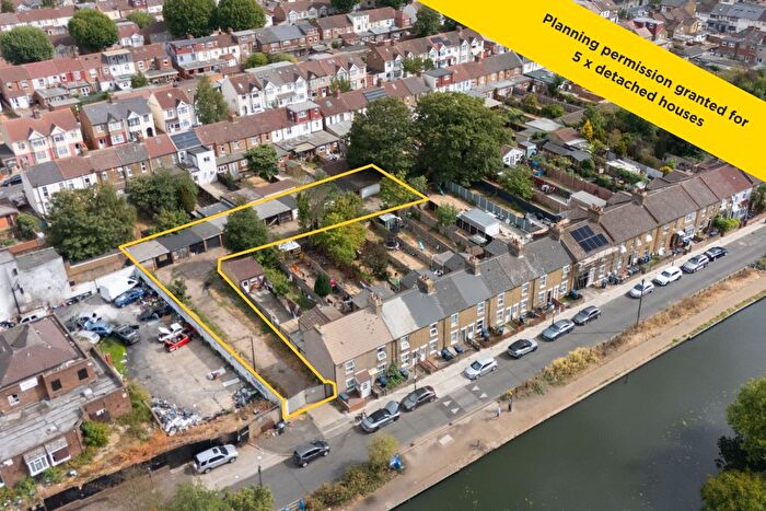 Mobile/park Home For Sale In Bankside, Southall, UB1