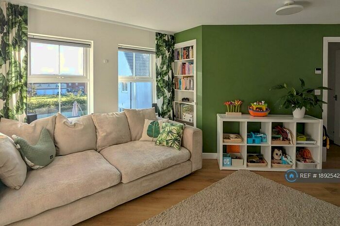 2 Bedroom Flat To Rent In Cambridge Way, Cullompton, EX15