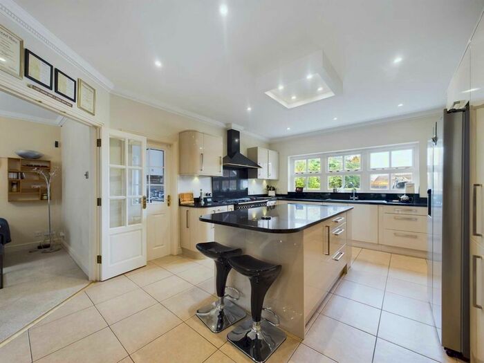 5 Bedroom Detached House For Sale In Stopps Orchard, Princes Risborough, HP27