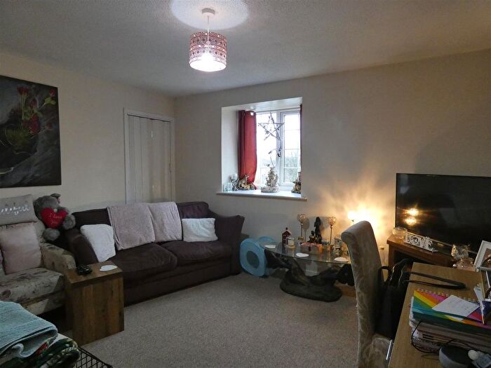 1 Bedroom Flat For Sale In Monarch Close, Stretton, Burton-On-Trent, DE13