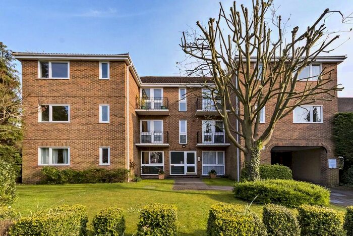 1 Bedroom Flat To Rent In Lovelace Gardens, Surbiton, KT6