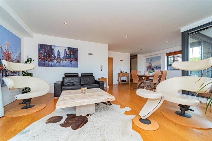 2 Bedroom Flat To Rent In St. James Wharf, Forbury Road, Reading, RG1