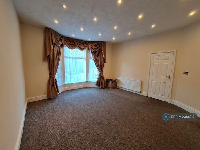 4 Bedroom Semi-Detached House To Rent In Hilton Crescent, Prestwich, Manchester, M25
