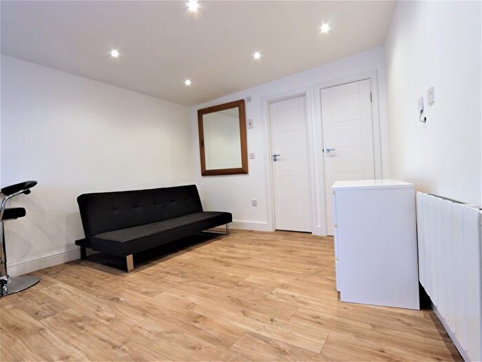 Studio To Rent In Fortis Green, London, N2
