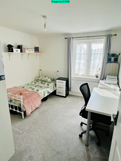 2 Bedroom Flat For Sale In Foxglove Drive, Crawley, RH10