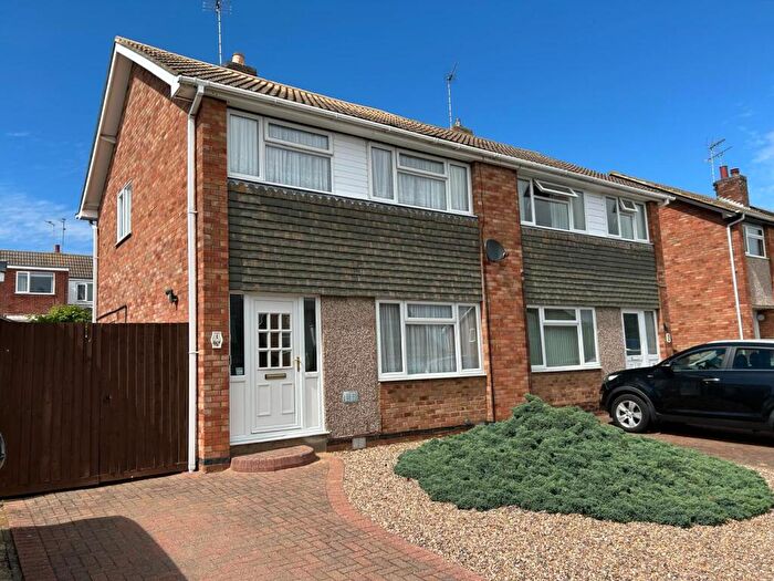 3 Bedroom Semi Detached House For Sale In Hawthorn Road, Yaxley, Peterborough, PE7