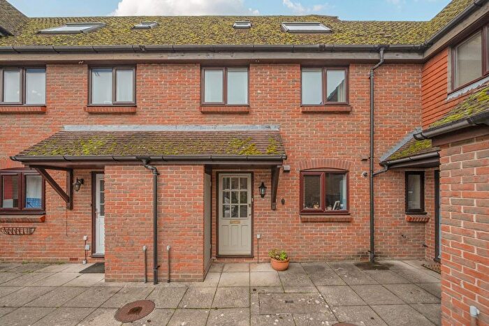 3 Bedroom Property For Sale In Bishopsgate Walk, Chichester, PO19