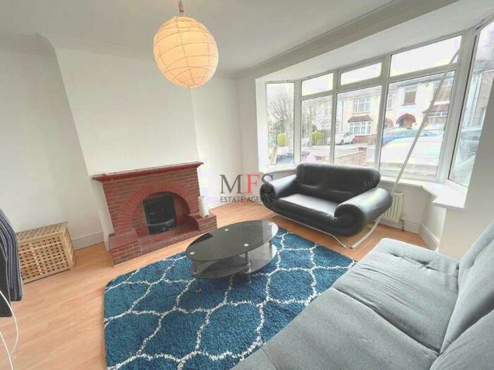 3 Bedroom House To Rent In Queens Avenue, Greenford, UB6