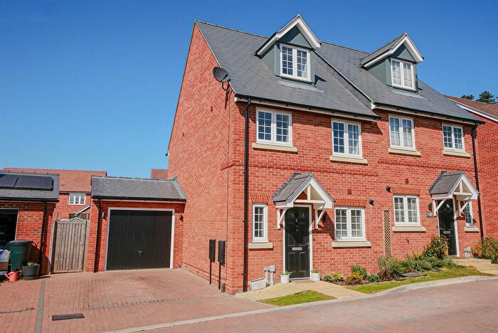 3 Bedroom Semi Detached House For Sale In Coppice Piece, Benson, OX10