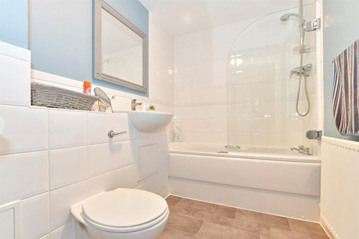 2 Bedroom Flat For Sale In Commonwealth Drive, Three Bridges, Crawley, West Sussex, RH10