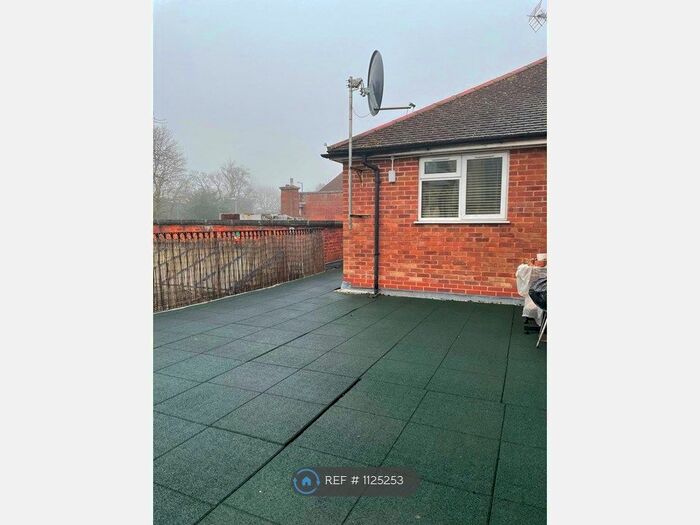 2 Bedroom Flat To Rent In High Street, Potters Bar EN6