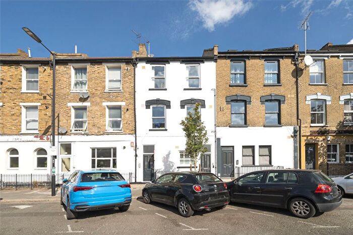 2 Bedroom Flat For Sale In Median Road, London, E5