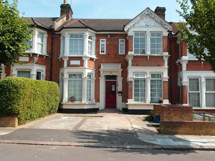 1 Bedroom Flat To Rent In Seymour Gardens, Cranbrook, Ilford, IG1