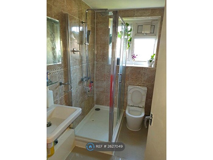 2 Bedroom Flat To Rent In Christchurch Park, Sutton, SM2