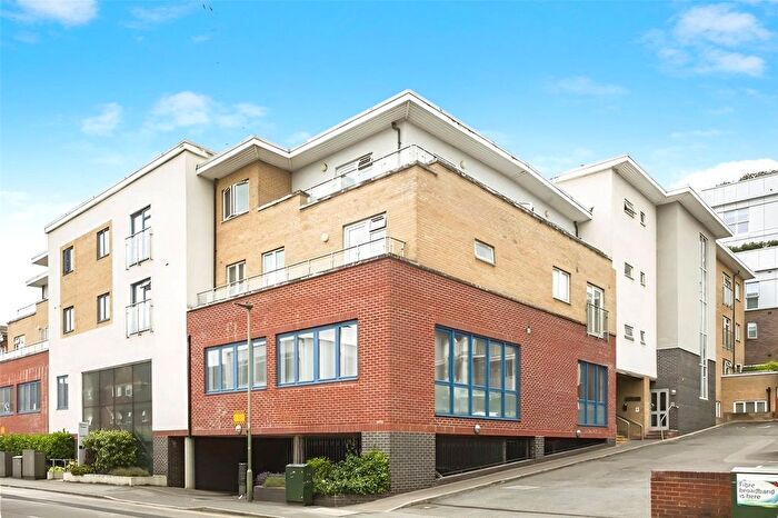 2 Bedroom Flat To Rent In Walnut Tree Close, Guildford, Surrey, GU1