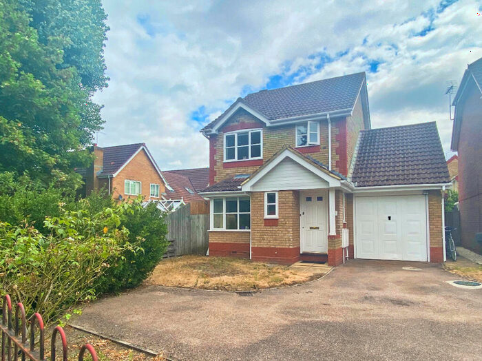 3 Bedroom Detached House To Rent In Sycamore Road, Farnborough, GU14