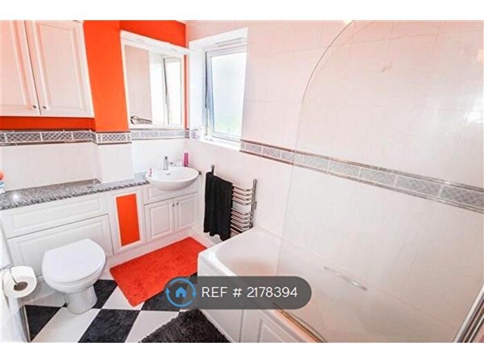 2 Bedroom Flat To Rent In Buckingham Court, Southampton, SO17