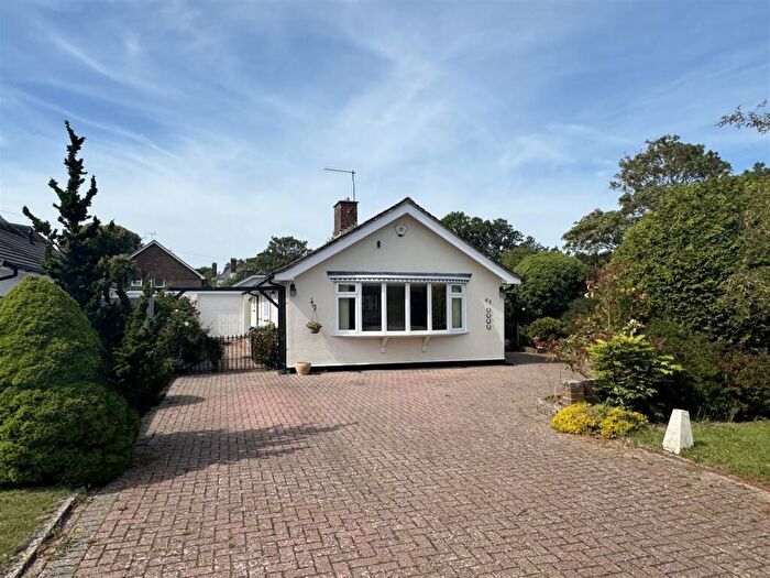2 Bedroom Detached Bungalow For Sale In Sea Lane Gardens South Fering, BN12