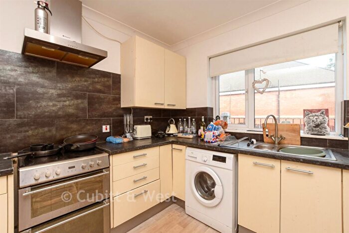 3 Bedroom Maisonette For Sale In High Street, Caterham, Surrey, CR3