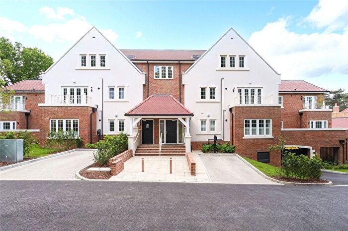2 Bedroom Flat To Rent In Merrileas Drive, Oxshott, Surrey, KT22