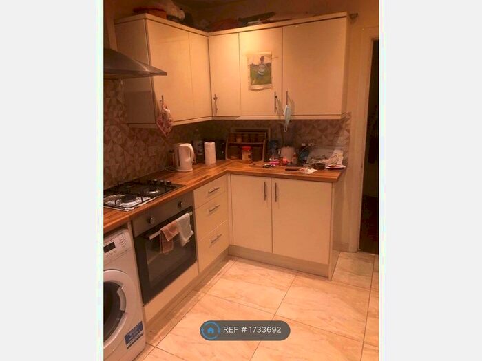 3 Bedroom Semi-Detached House To Rent In Marina Way, Slough, SL1