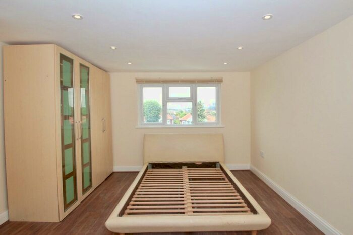 2 Bedroom Flat To Rent In Norbreck Gardens, Hanger Lane, NW10