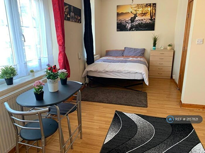 Studio To Rent In Rosebery Avenue, London, N17