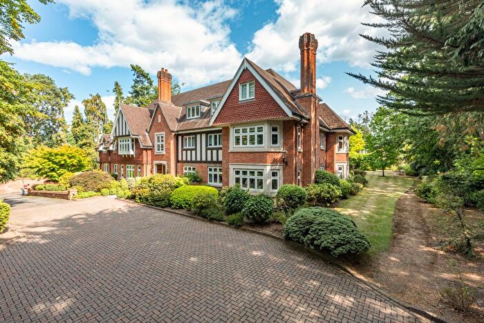 2 Bedroom Flat For Sale In Woodlands Road, West Byfleet, Surrey, KT14