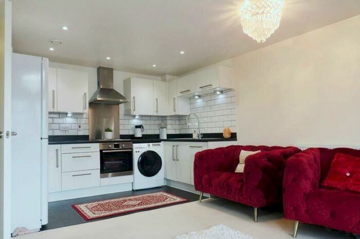 2 Bedroom Flat For Sale In Chadwick Road, Langley, SL3