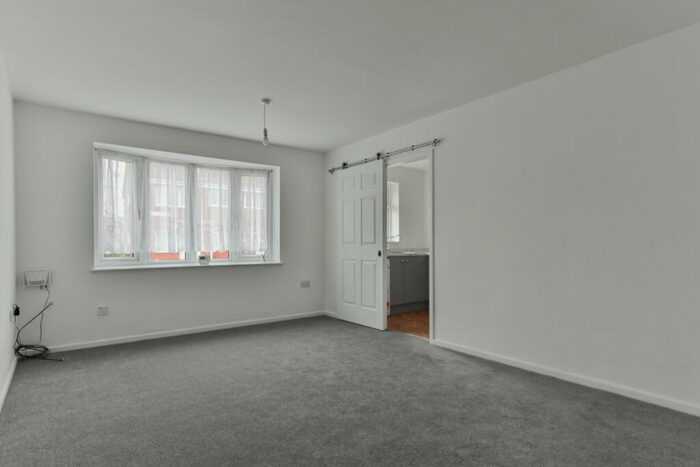 2 Bedroom Semi-Detached Bungalow For Sale In Greylees Avenue, Hull, HU6