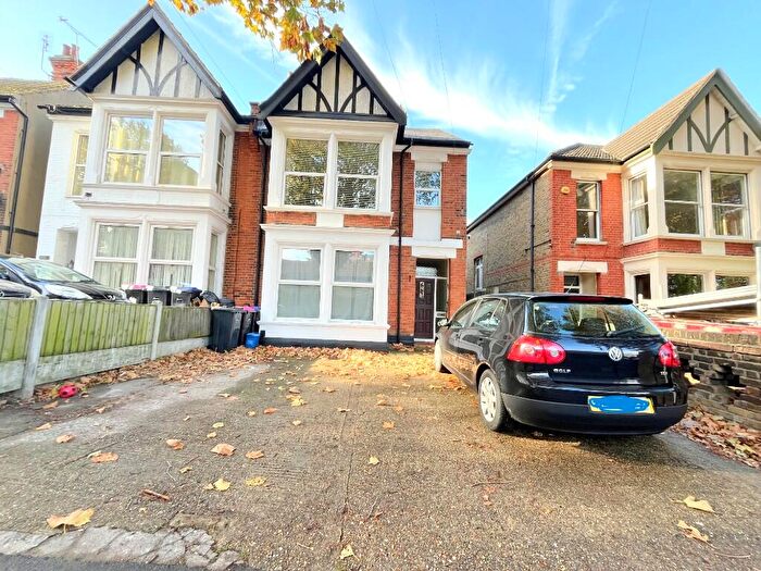 2 Bedroom Flat To Rent In Boston Avenue, Southend-On-Sea, Essex, SS2