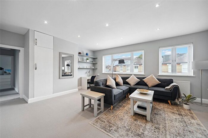 3 Bedroom Flat To Rent In New Broadway, Hampton Hill, TW12