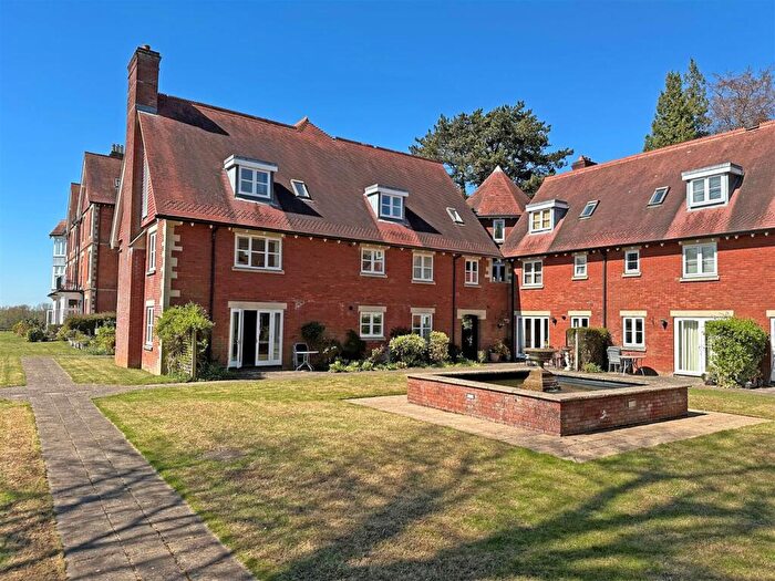 2 Bedroom Flat For Sale In Coopers Hill Road, Nutfield, Redhill, RH1