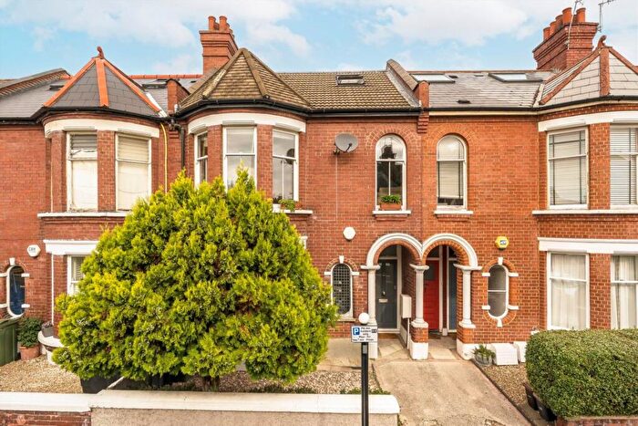 3 Bedroom Flat For Sale In Burnbury Road, Balham, SW12