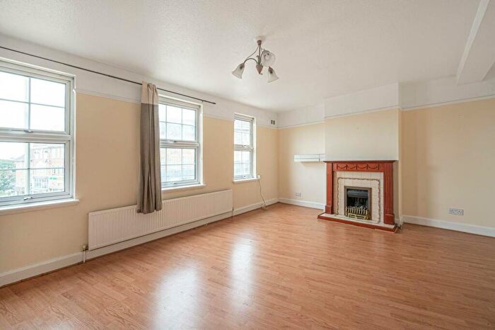 3 Bedroom Flat To Rent In Onslow Parade, Hampden Square, N14