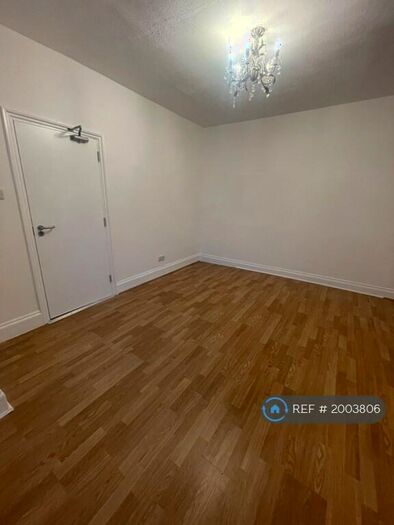 5 Bedroom Detached House To Rent In Edward Avenue, Morden, SM4