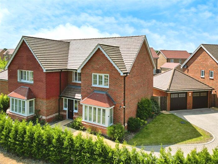 5 Bedroom Detached House For Sale In Corry Avenue, Yateley, Hampshire, GU46