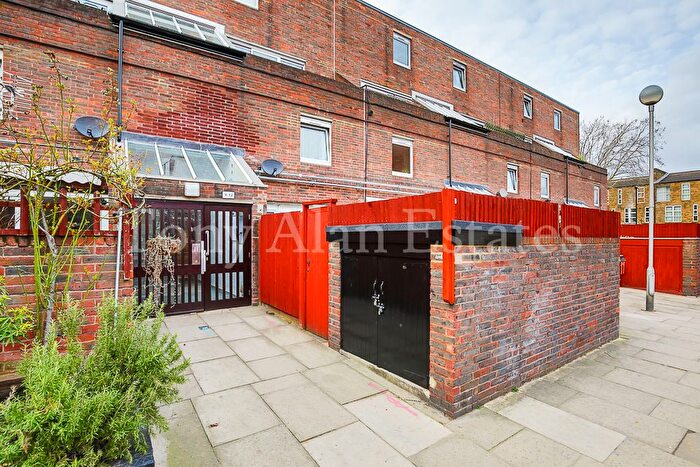3 Bedroom Maisonette For Sale In Sanders Way, Archway, London, N19