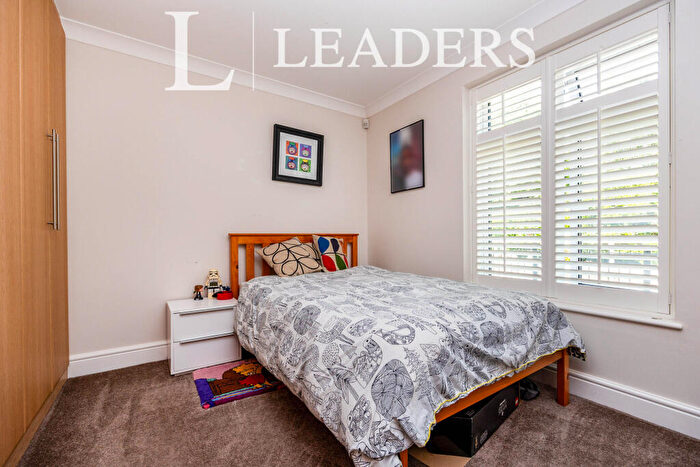 2 Bedroom Flat To Rent In Cross Lanes, GU1